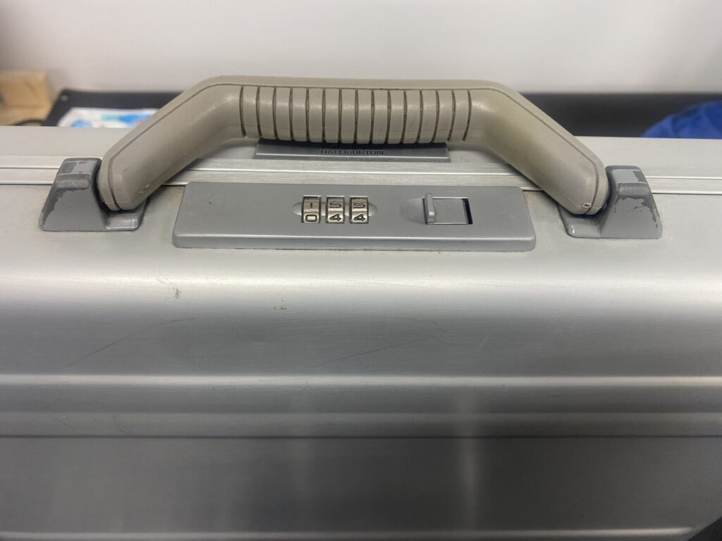 ゼロハリバートン　アタッシュケース　修理前