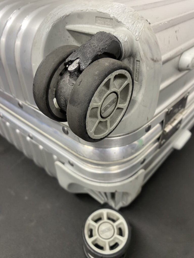 リモワキャスター修理前 　純正品