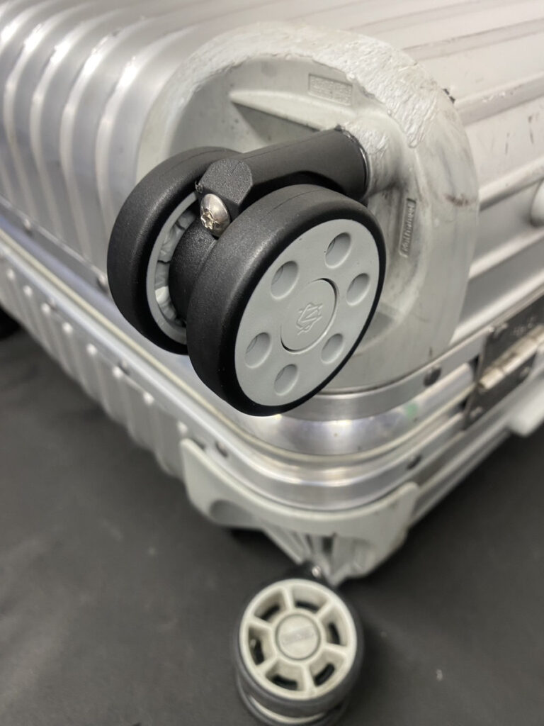 リモワキャスター修理後　純正品