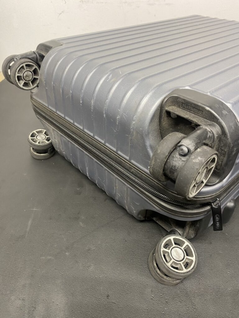 リモワ　キャスター　純正品　修理前