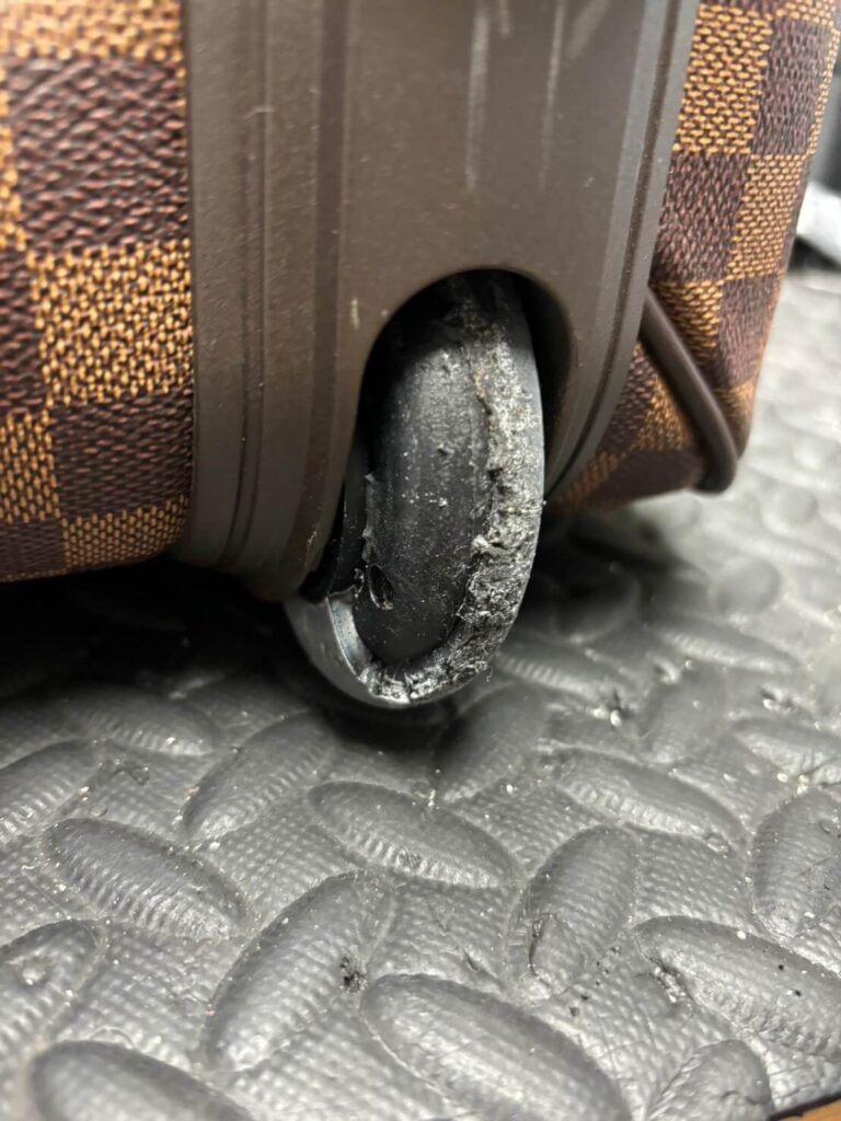 ルイヴィトンキャスター修理前