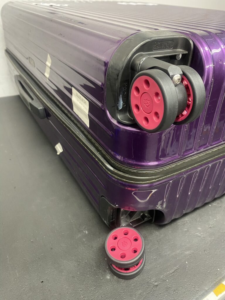 リモワ　キャスター交換　純正品カスタムカラー　修理後