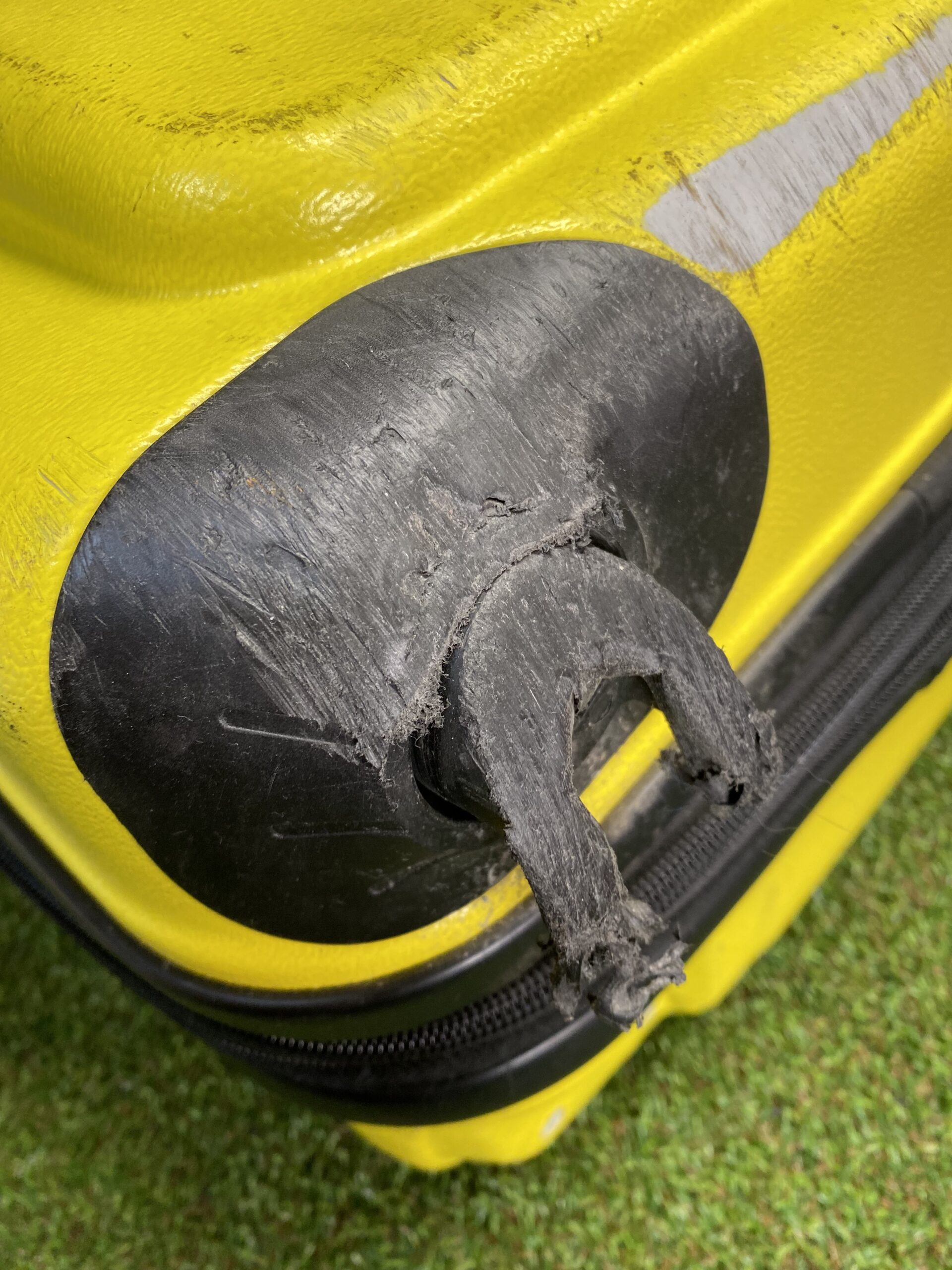 サムソナイト　ハウジング　修理前