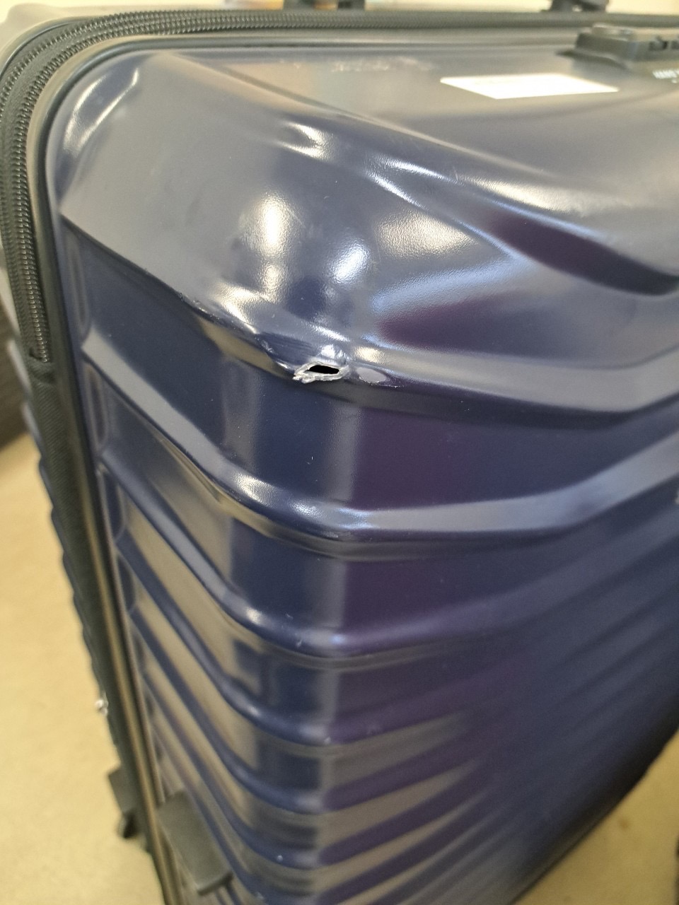 サムソナイト　ボディ　修理前