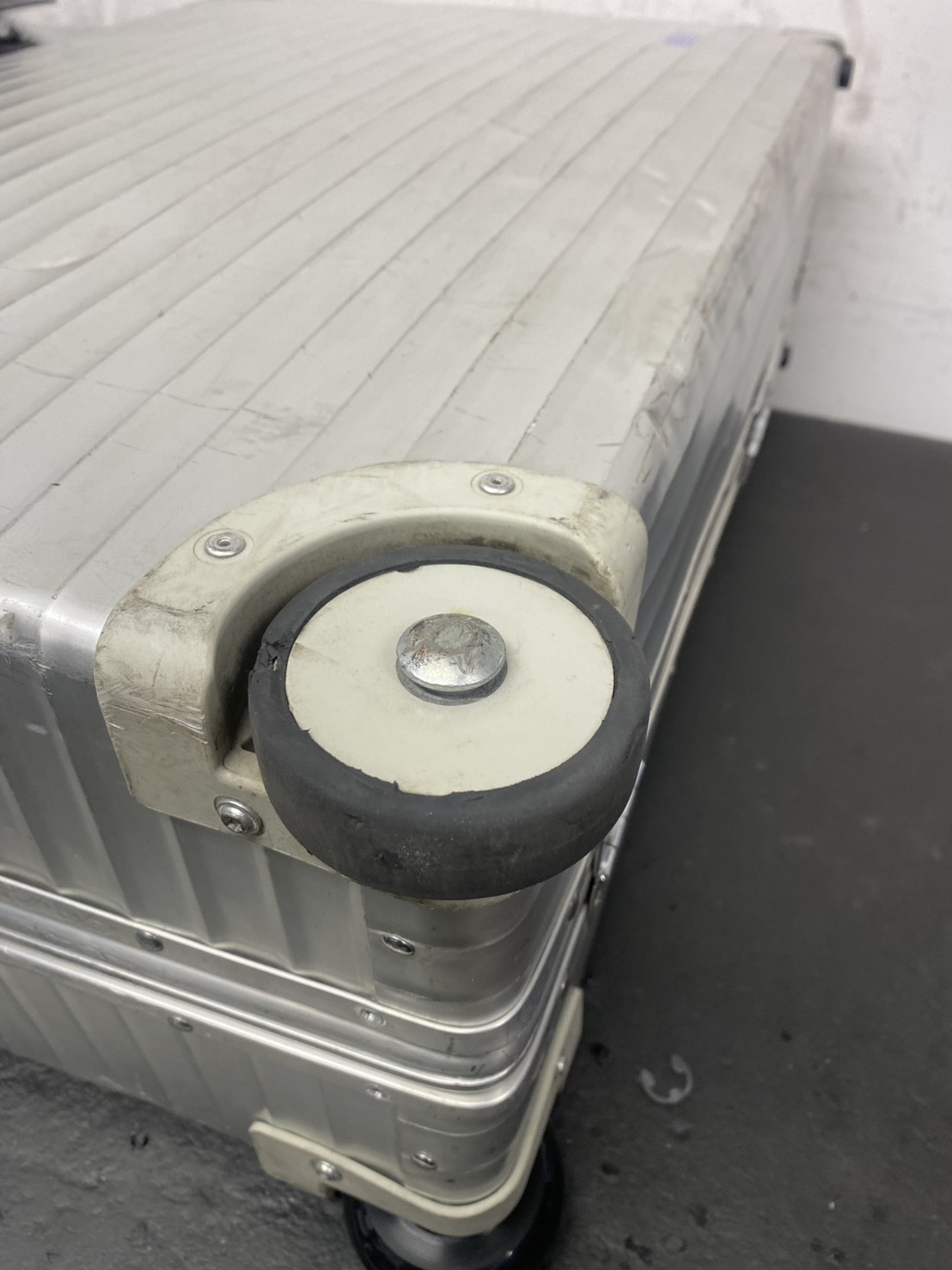 クラシックフライト　キャスター代用品交換　修理前