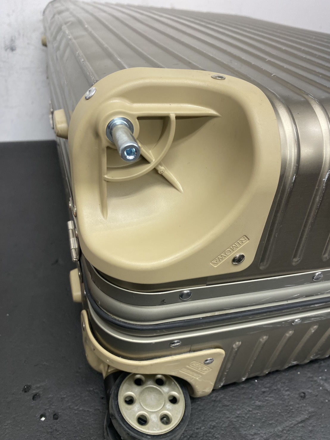 リモワトパーズ　ハウジング純正品交換　修理後