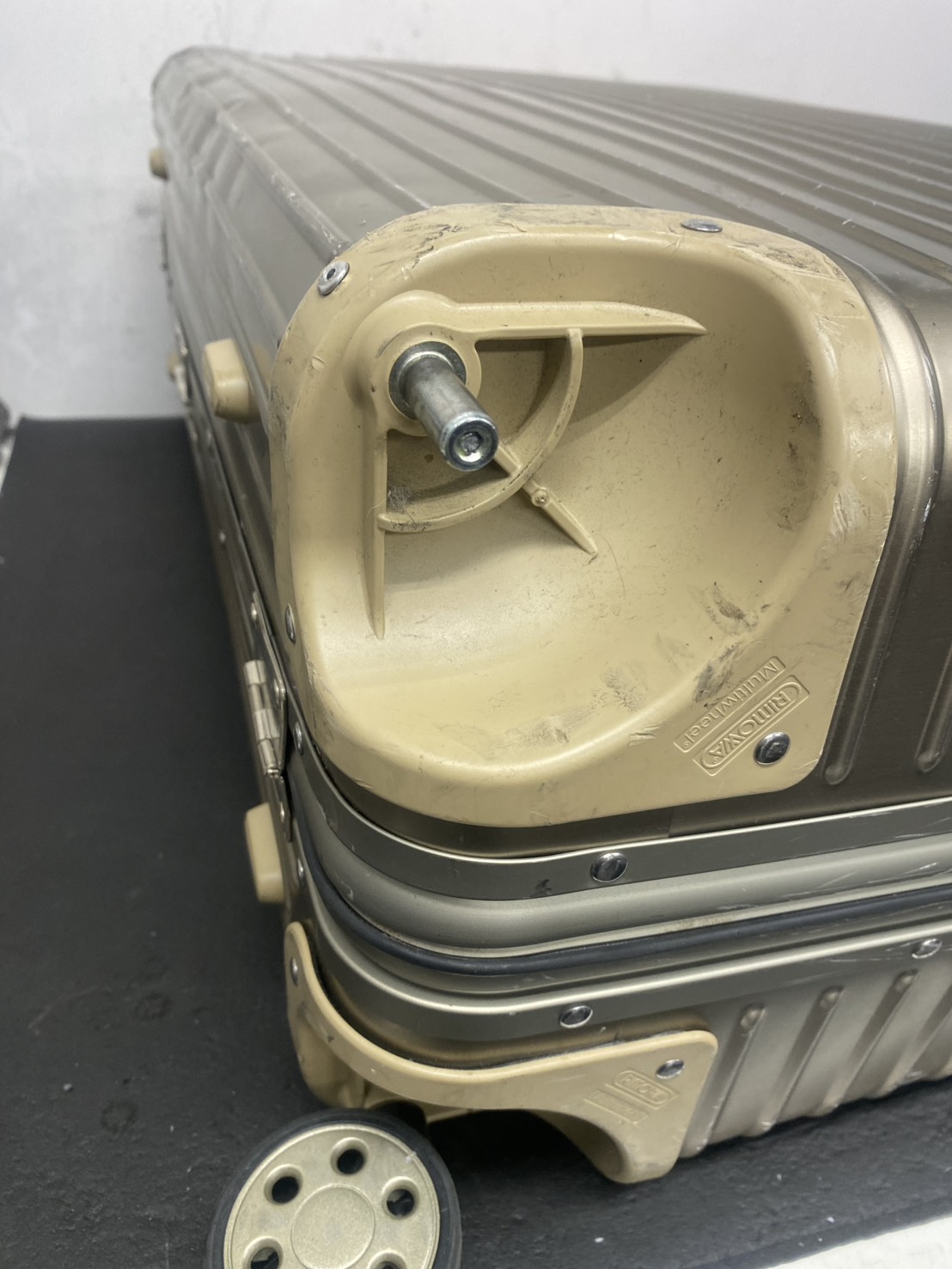 リモワトパーズ　ハウジング純正品交換　修理前