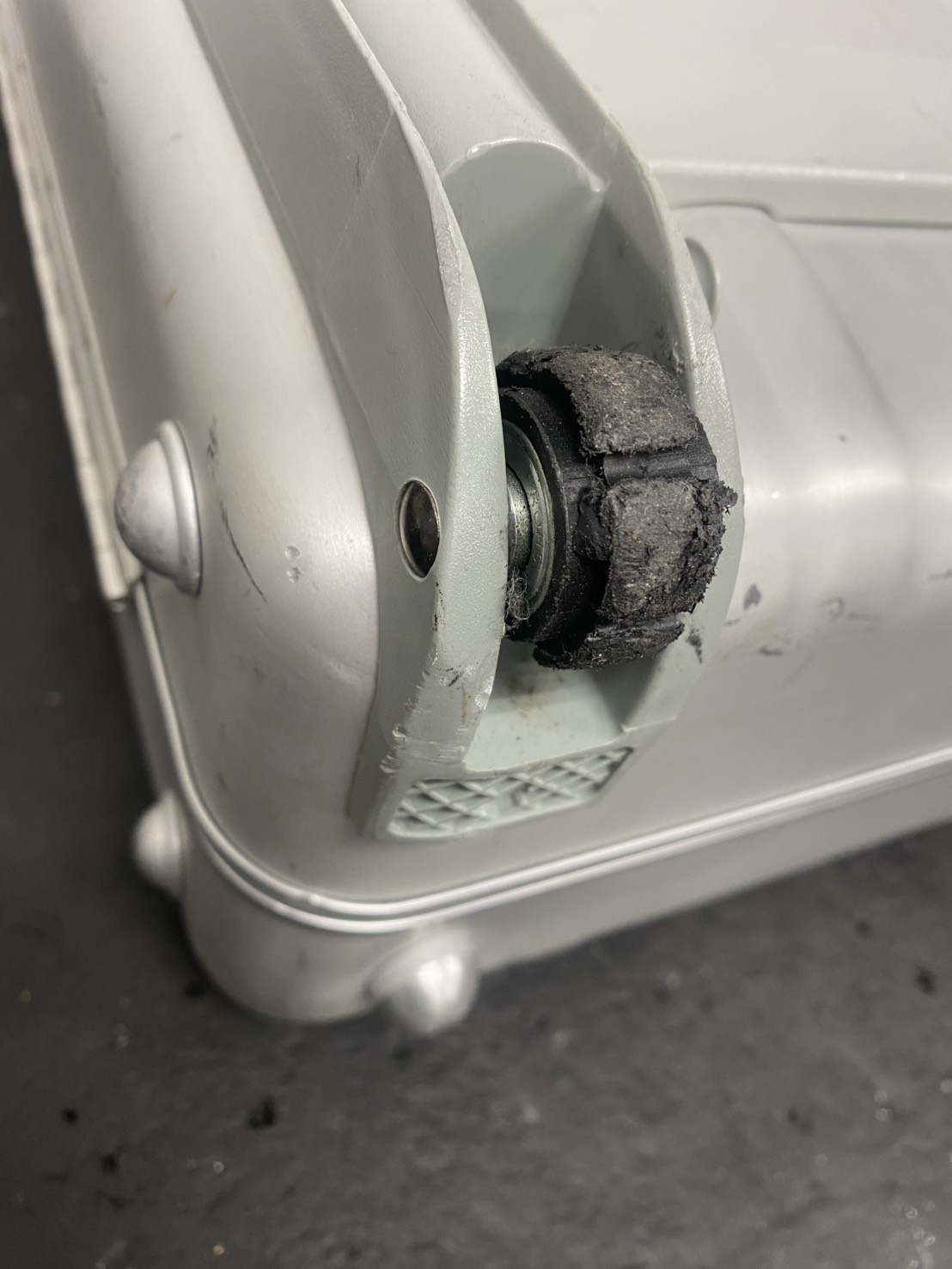 ゼロハリバートン　キャスター代用品交換　修理前