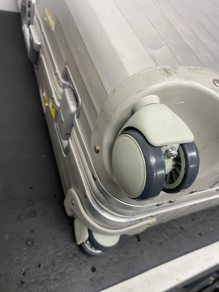 リモワ　廃版モデル　キャスター純正品交換　修理後