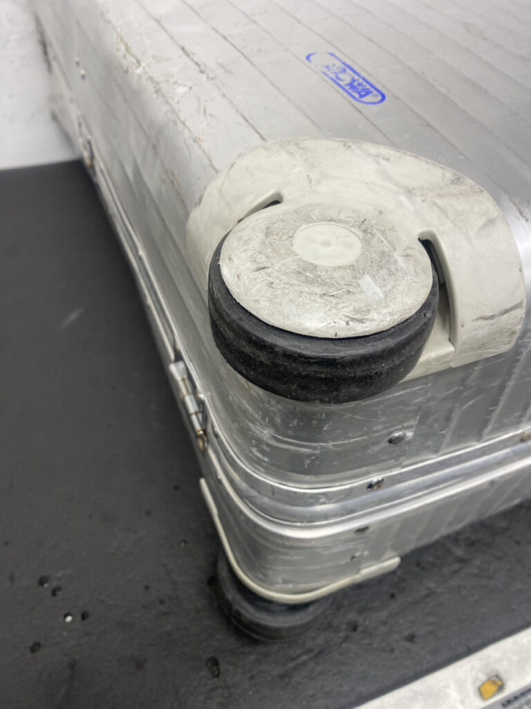 リモワ　代用品　キャスター　修理前