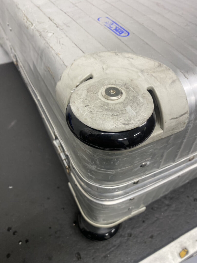 リモワ　代用品　キャスター　修理後