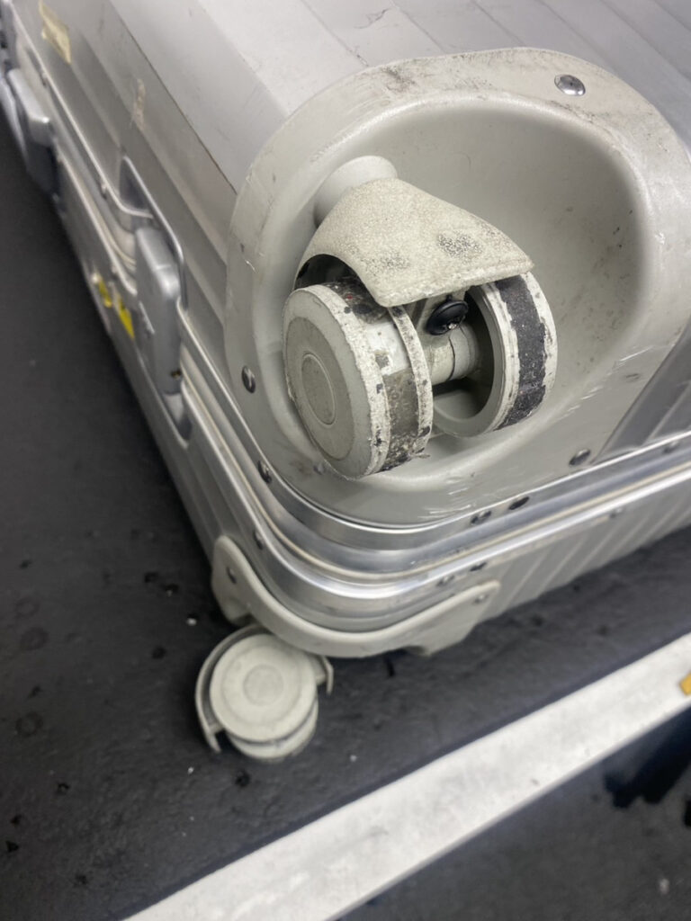 トパーズ　キャスター修理前　純正品