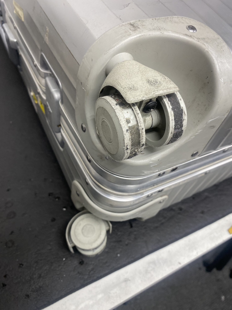 リモワ　廃版モデル　純正品交換　修理前