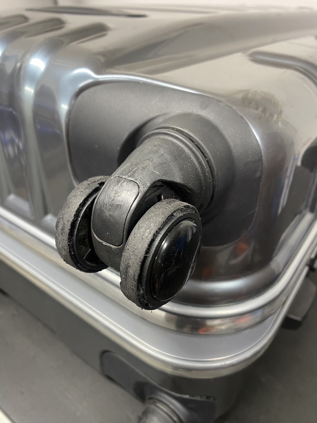 ノーブランド　代用品キャスター　修理前