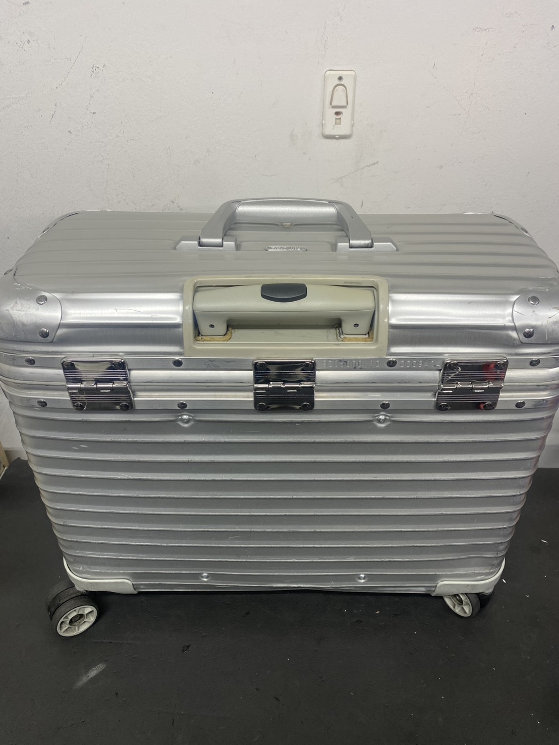 リモワ　パイロットトローリー　持ち手純正品交換　修理後