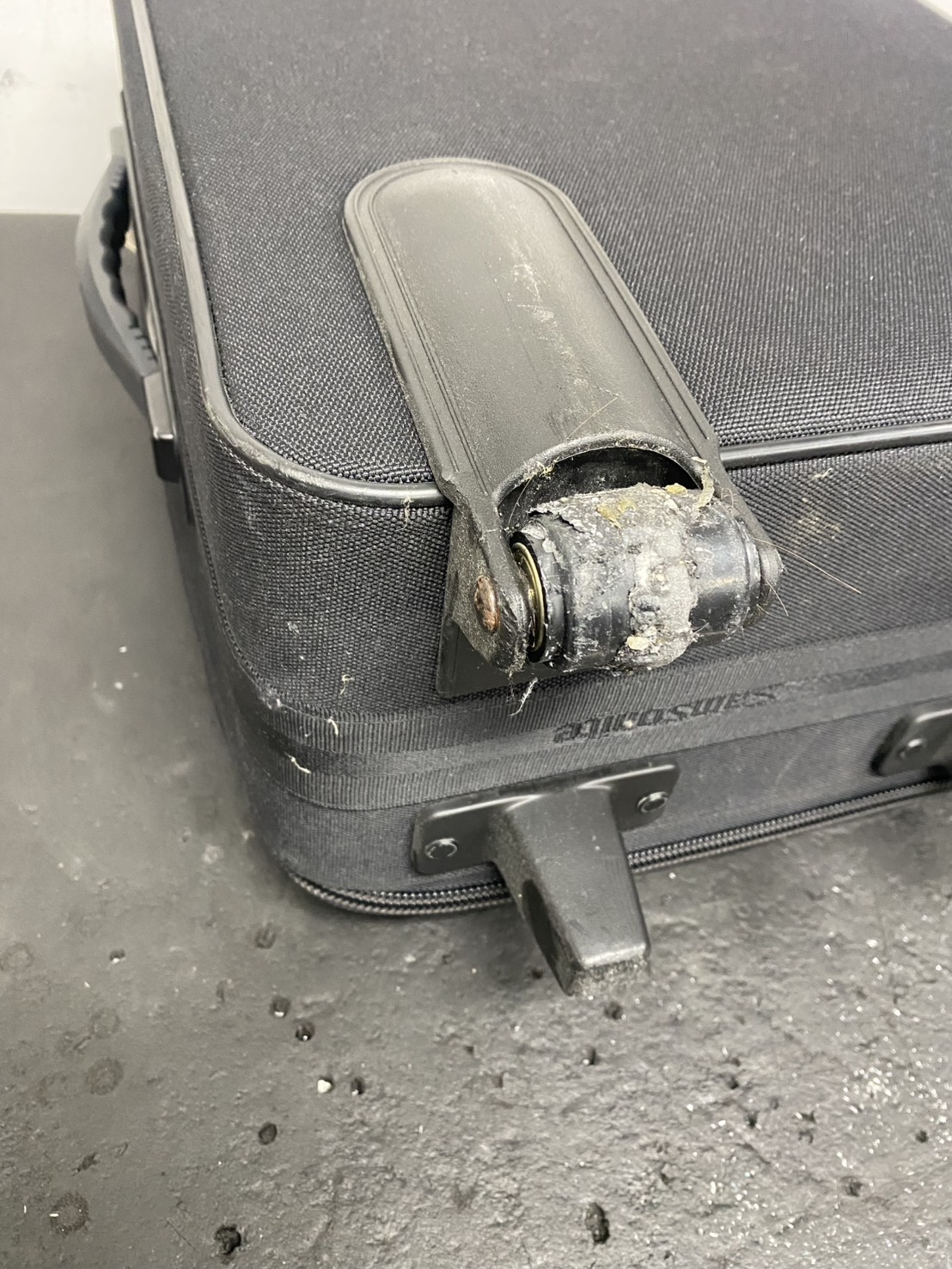 サムソナイト　樽型キャスター　代用品交換　修理前