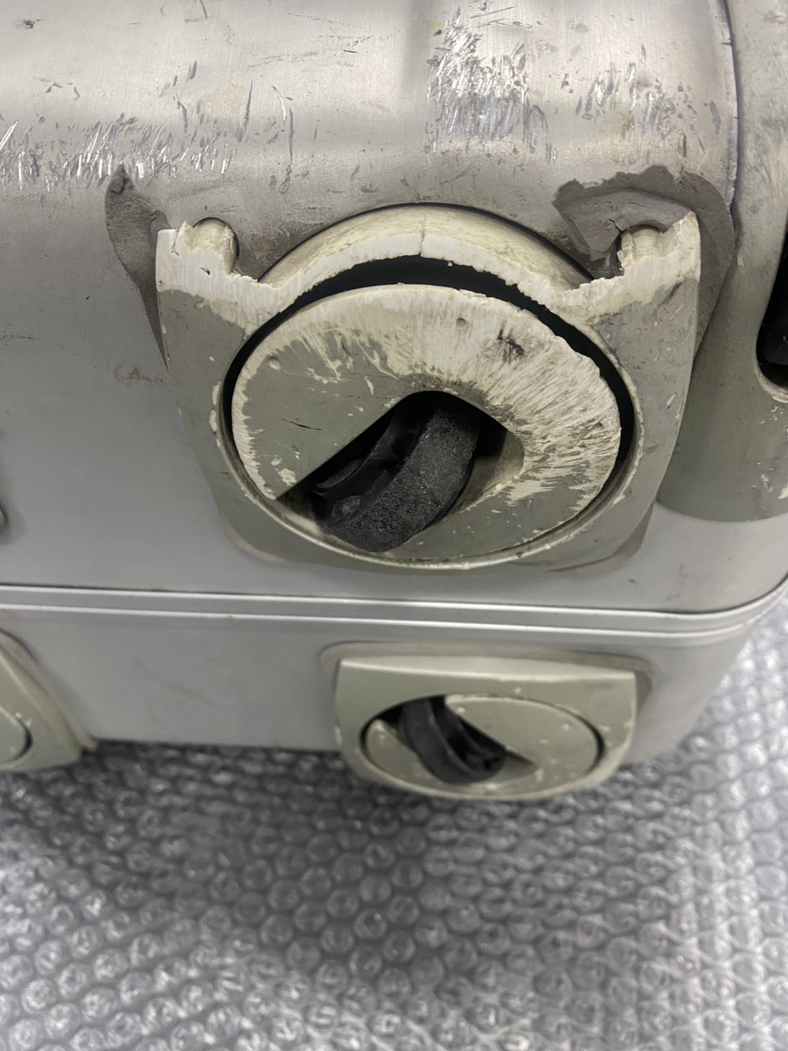 ゼロハリバートン　ハウジング　キャスター交換　修理前