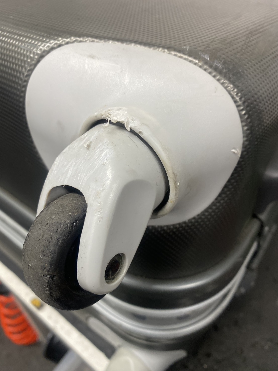 デルセーキャスター　代用品交換　修理前