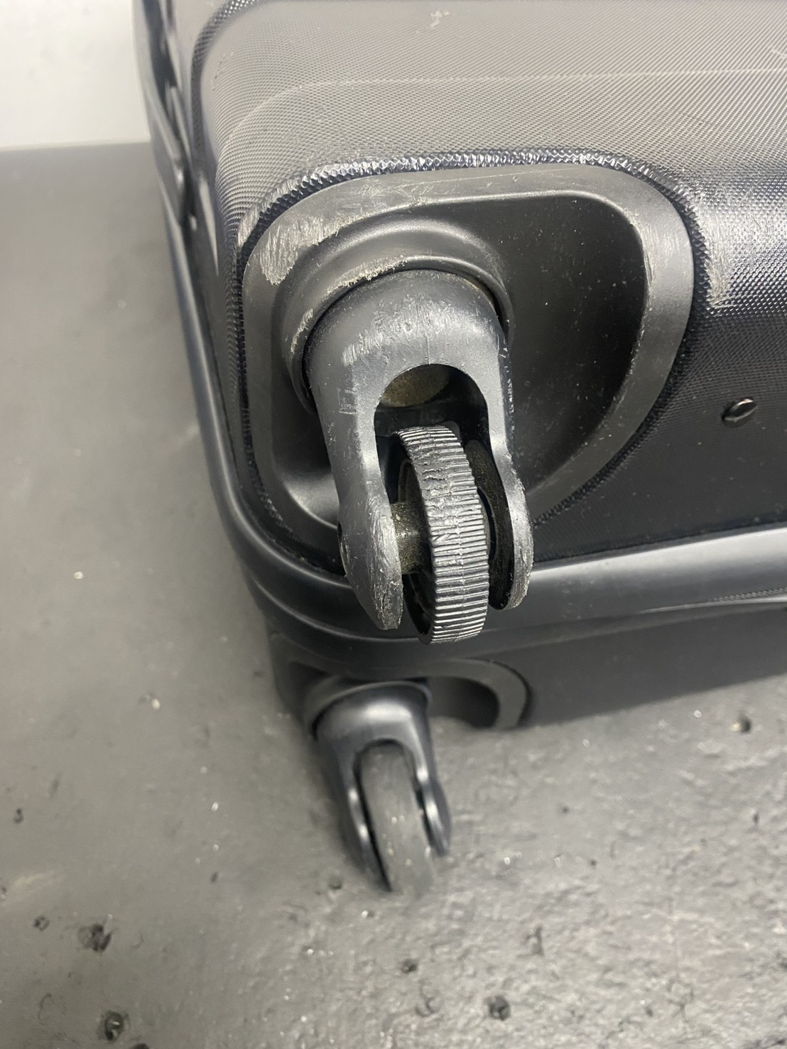 無印　キャスター代用品交換　修理前