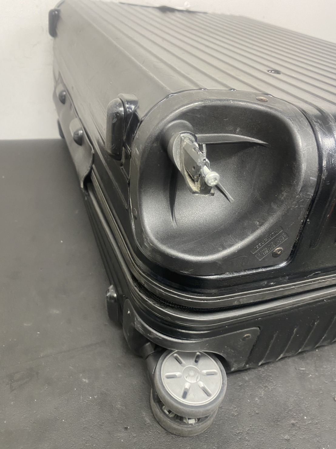 リモワ　キャスター代用品交換　修理前