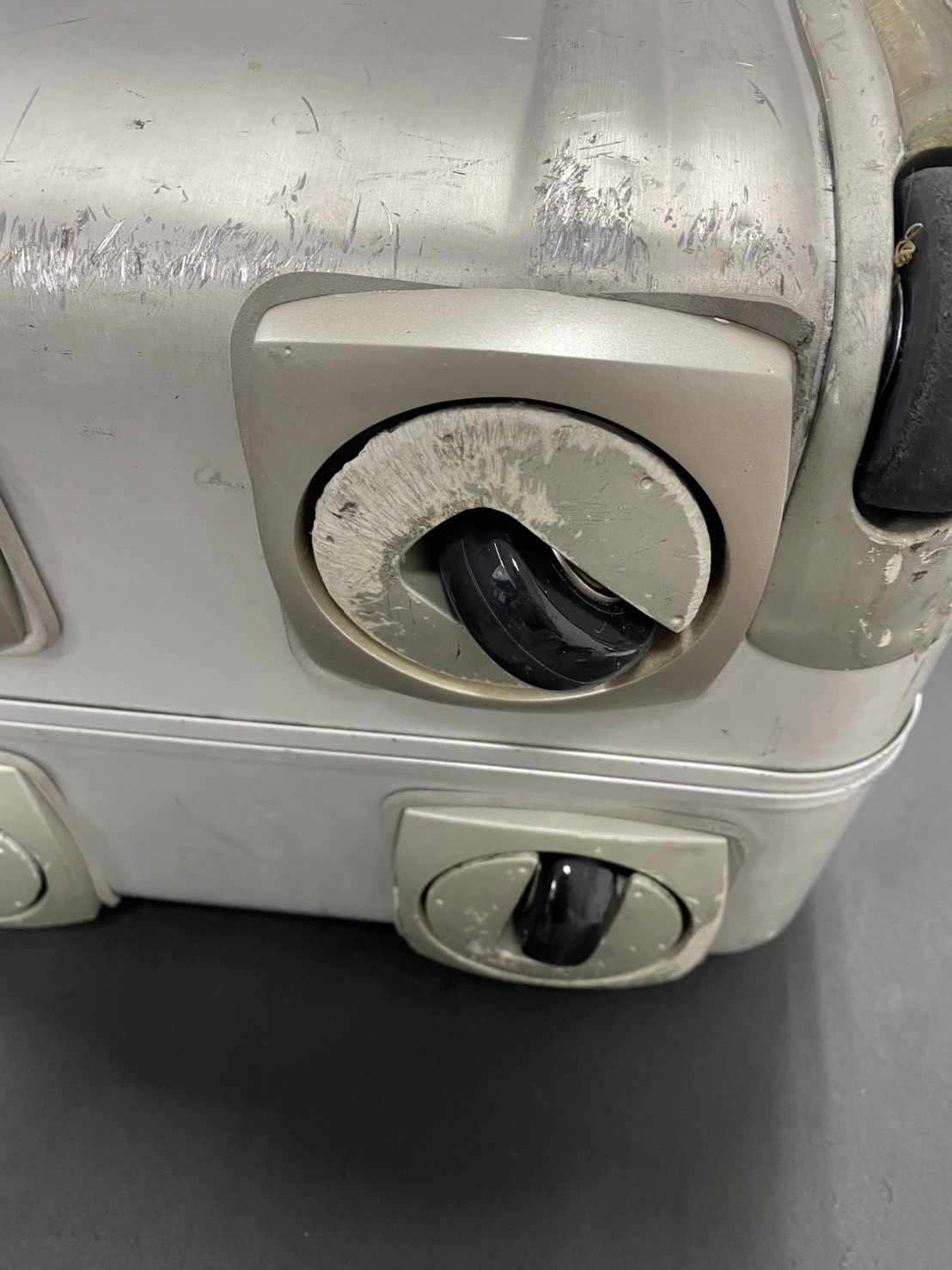 ゼロハリバートン　ハウジング　キャスター交換　修理前