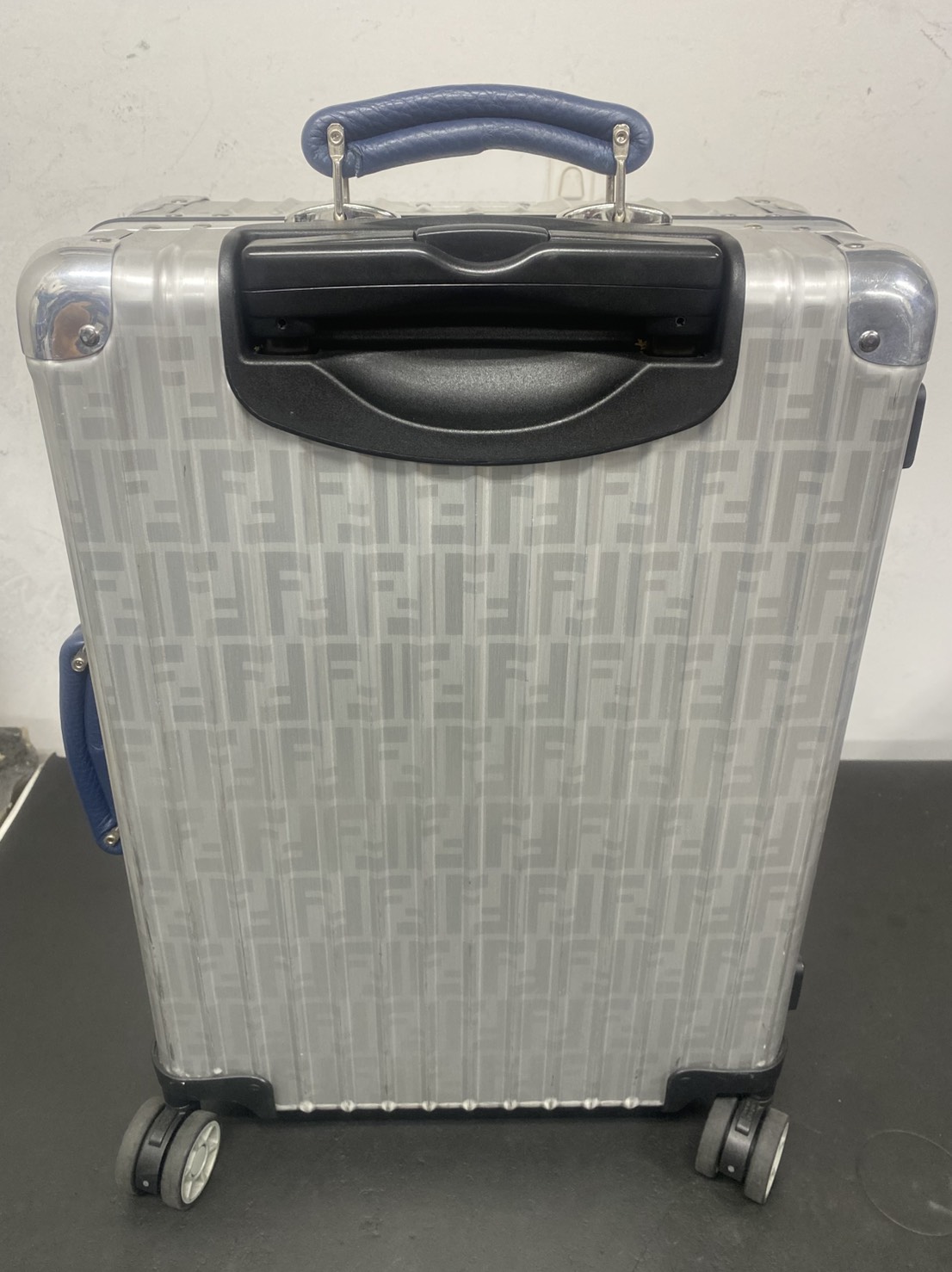 リモワフェンディ　伸縮ハンドル交換　修理前