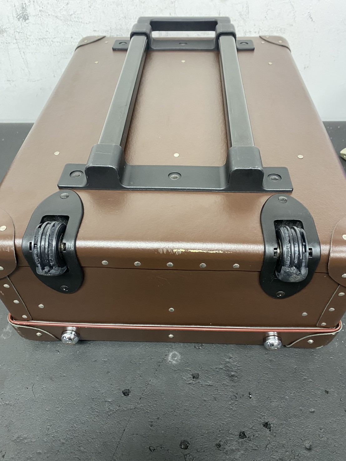 グローブトロッター　キャスター交換　修理前