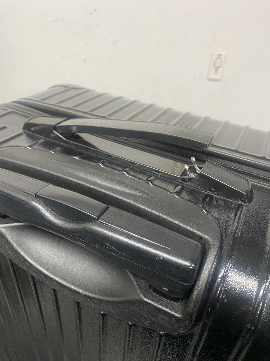 リモワ　ケースハンドル代用品交換　修理前