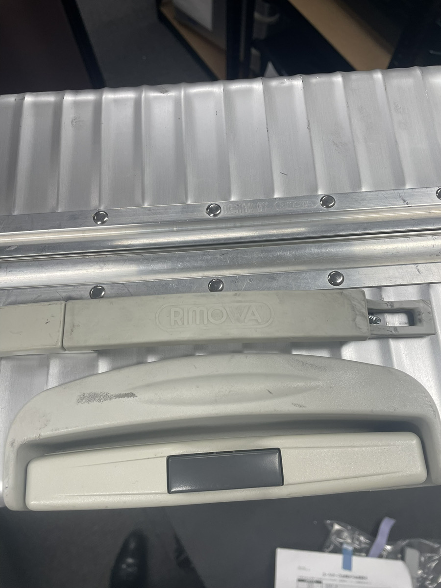 リモワ　ケースハンドル　純正品交換　修理前