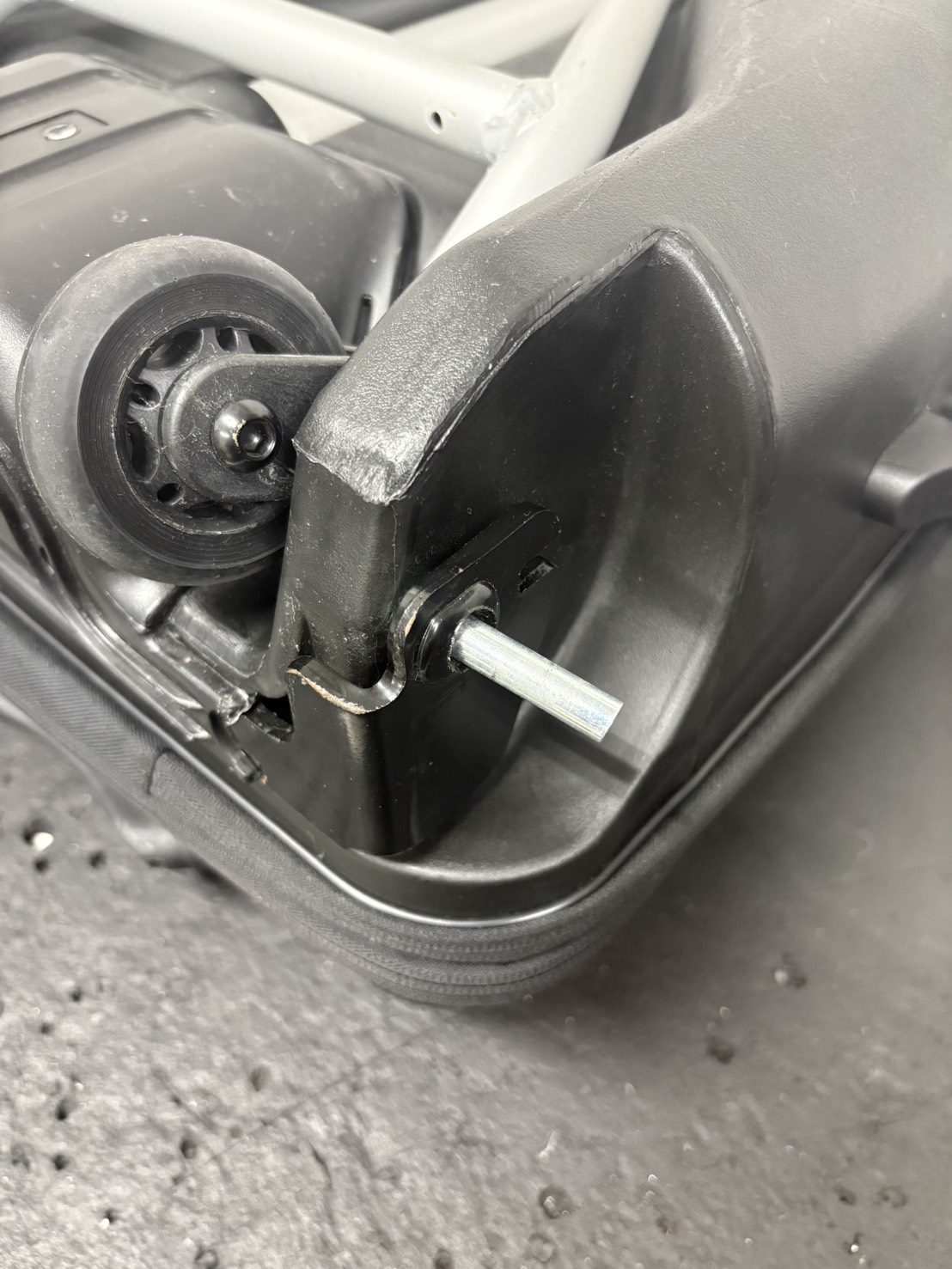 キューボックス　キャスター代用品交換　修理前