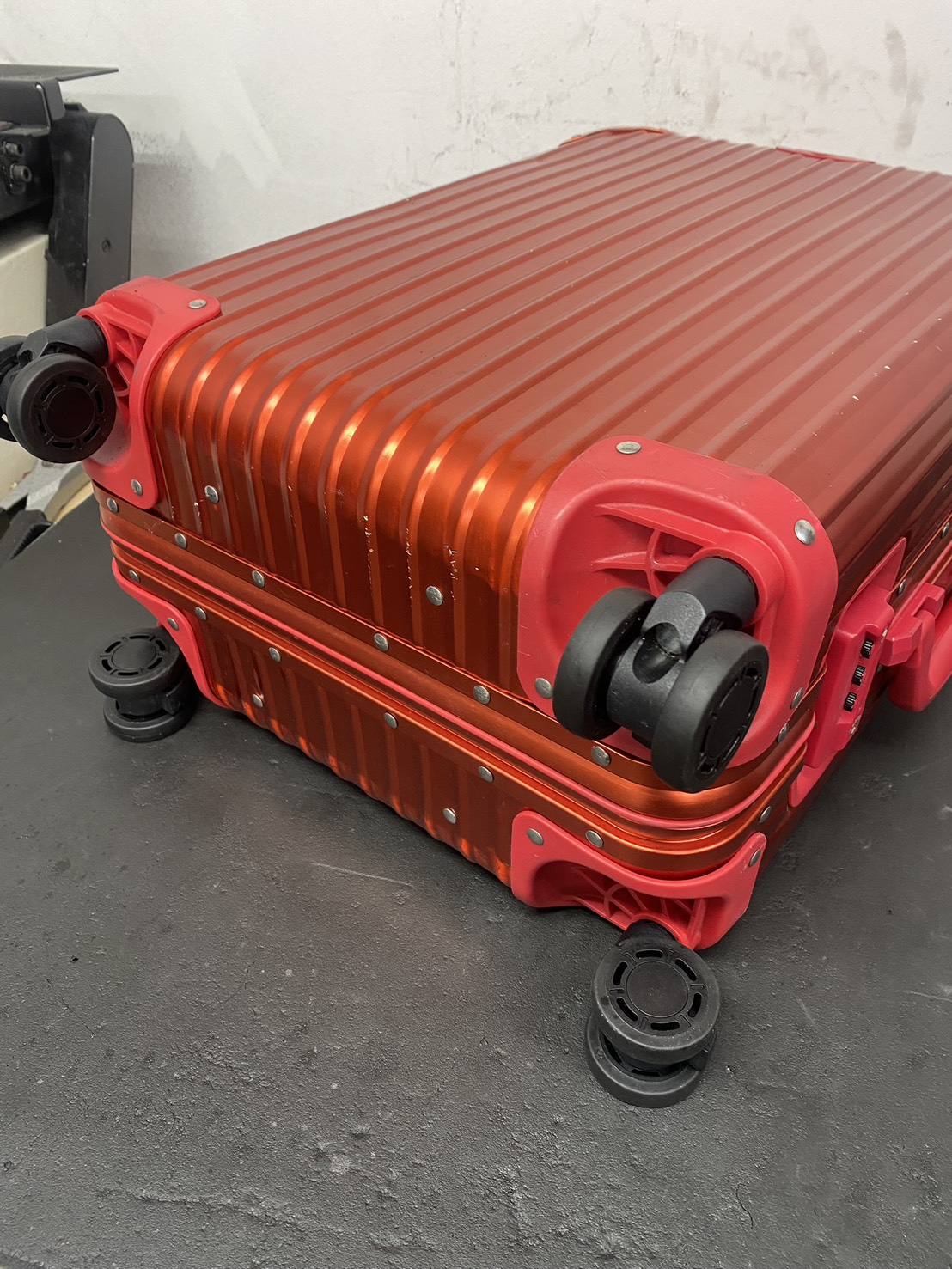 リモワ　キャスター交換　修理後