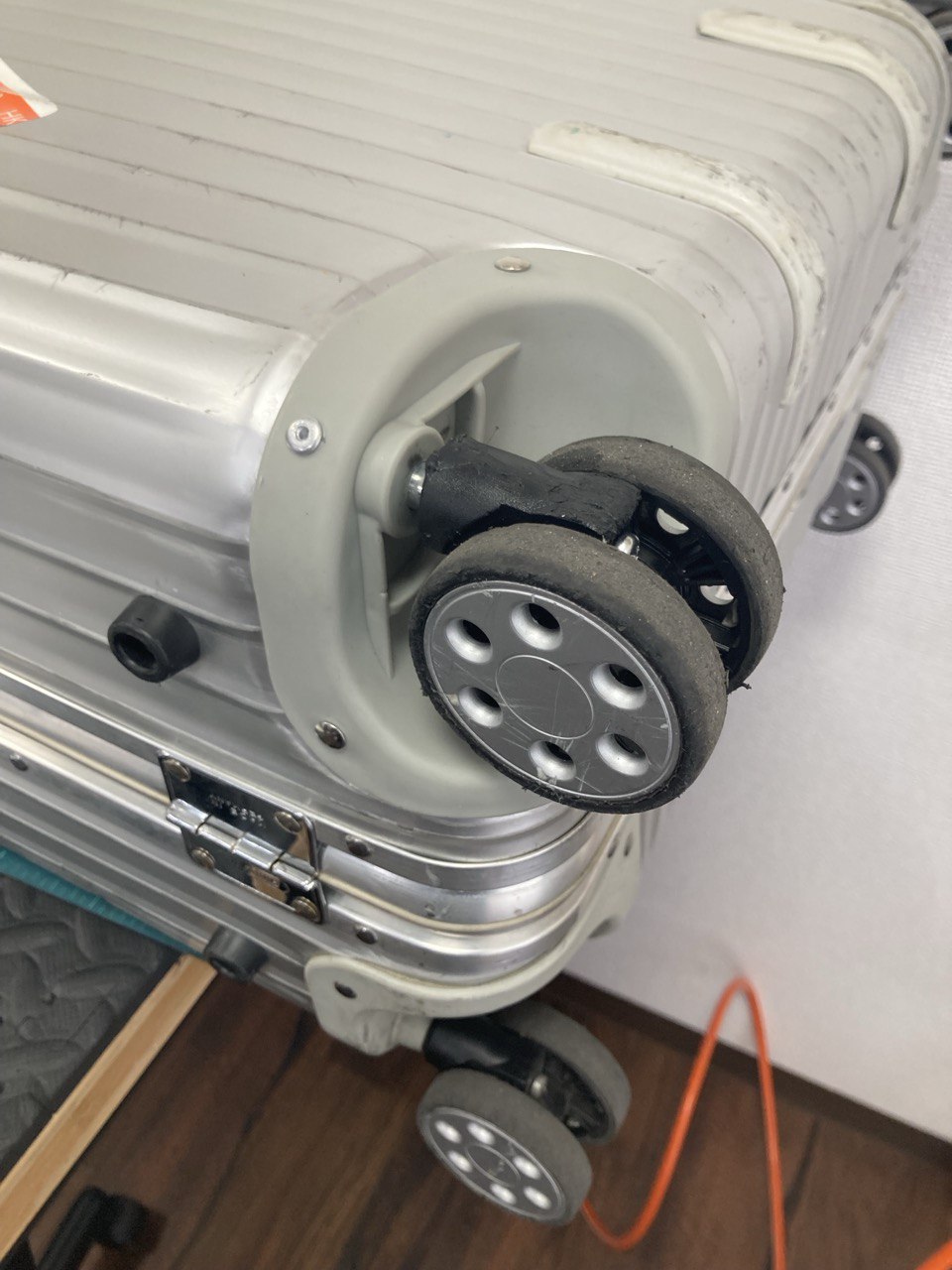 リモワ 修理 郵送 仙台 キャスター交換