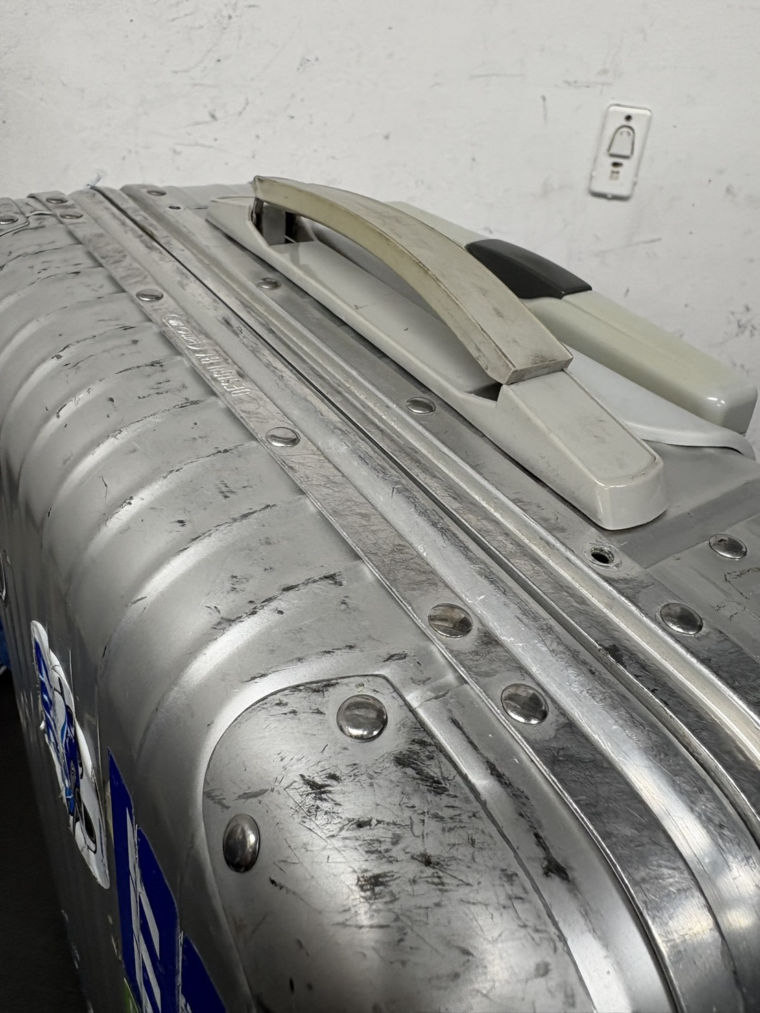 リモワ　ケースハンドルアップグレード　修理前