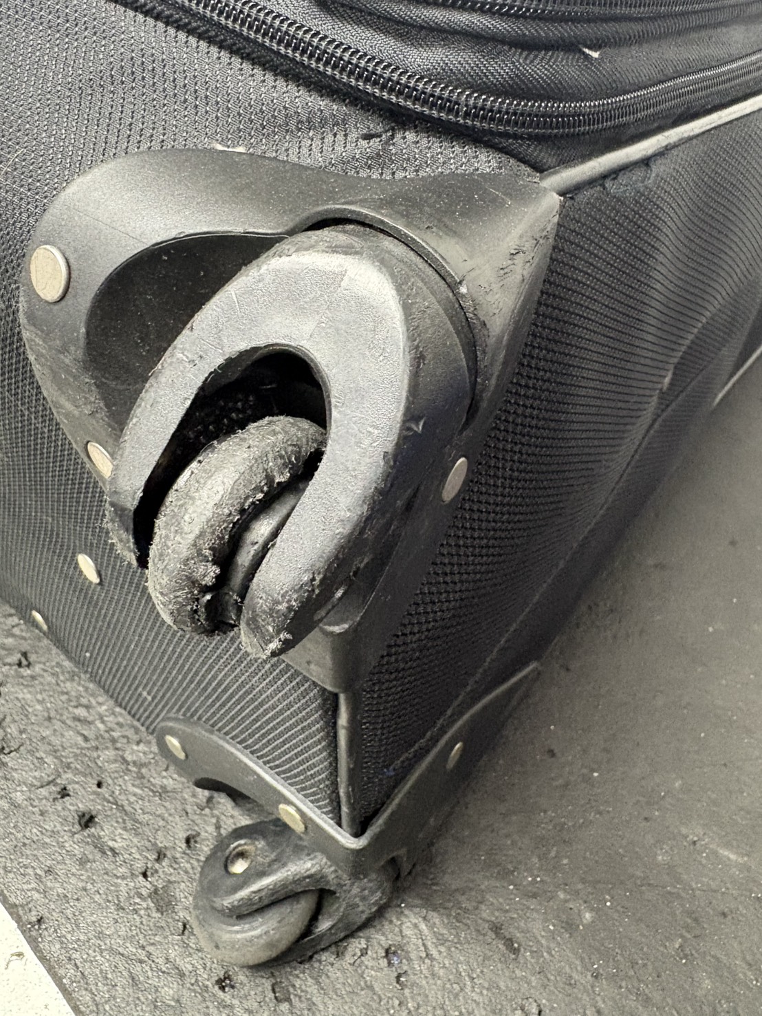 デルセー　キャスター交換　修理前