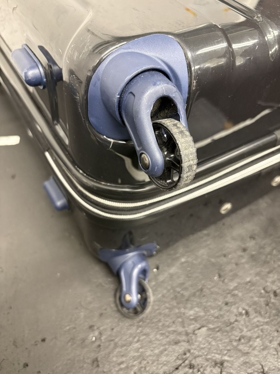 ELLE TRAVEL（エルトラベル) 　キャスター交換　修理前