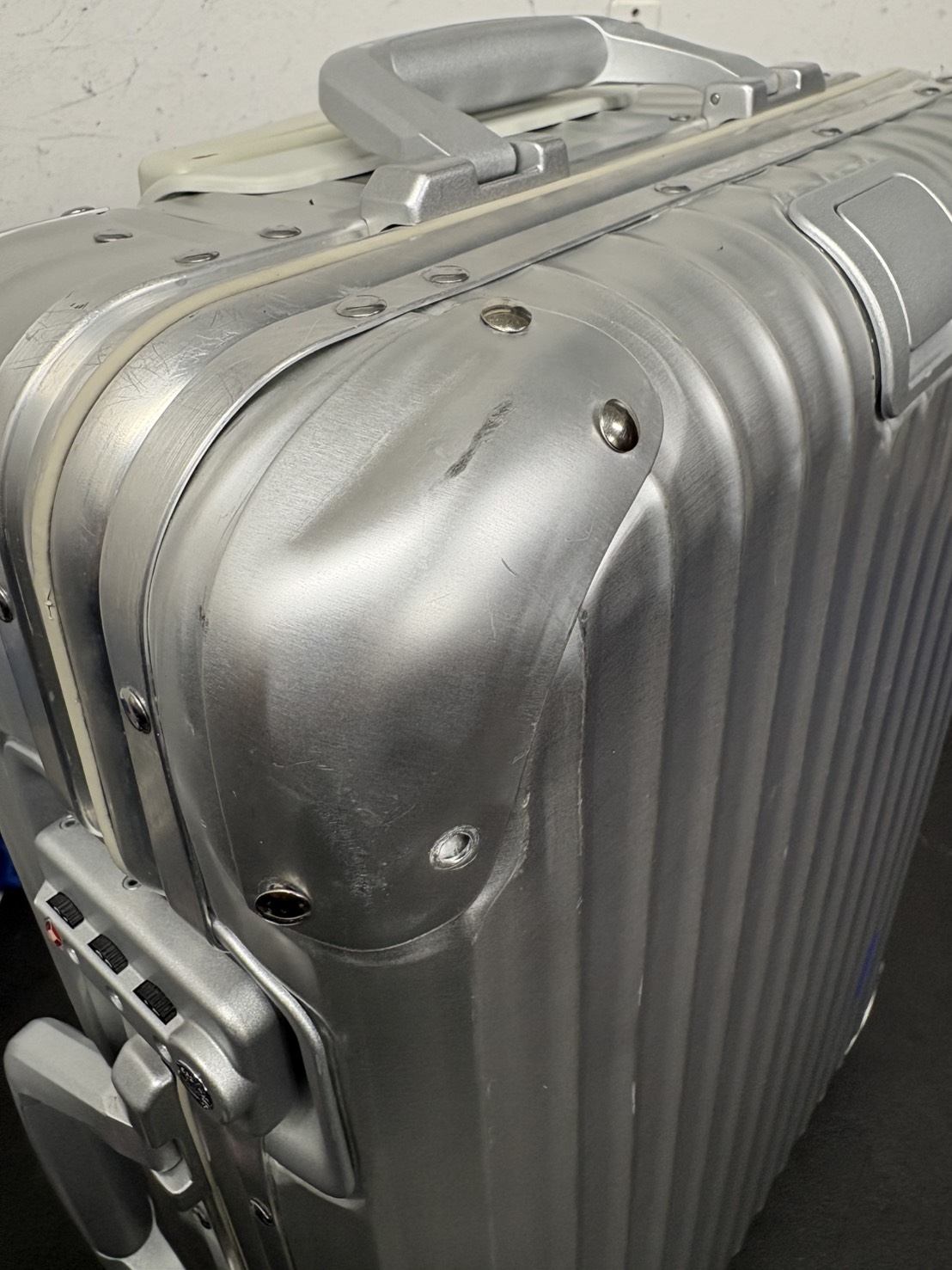 リモワ　コーナープレート　純正品交換　修理前