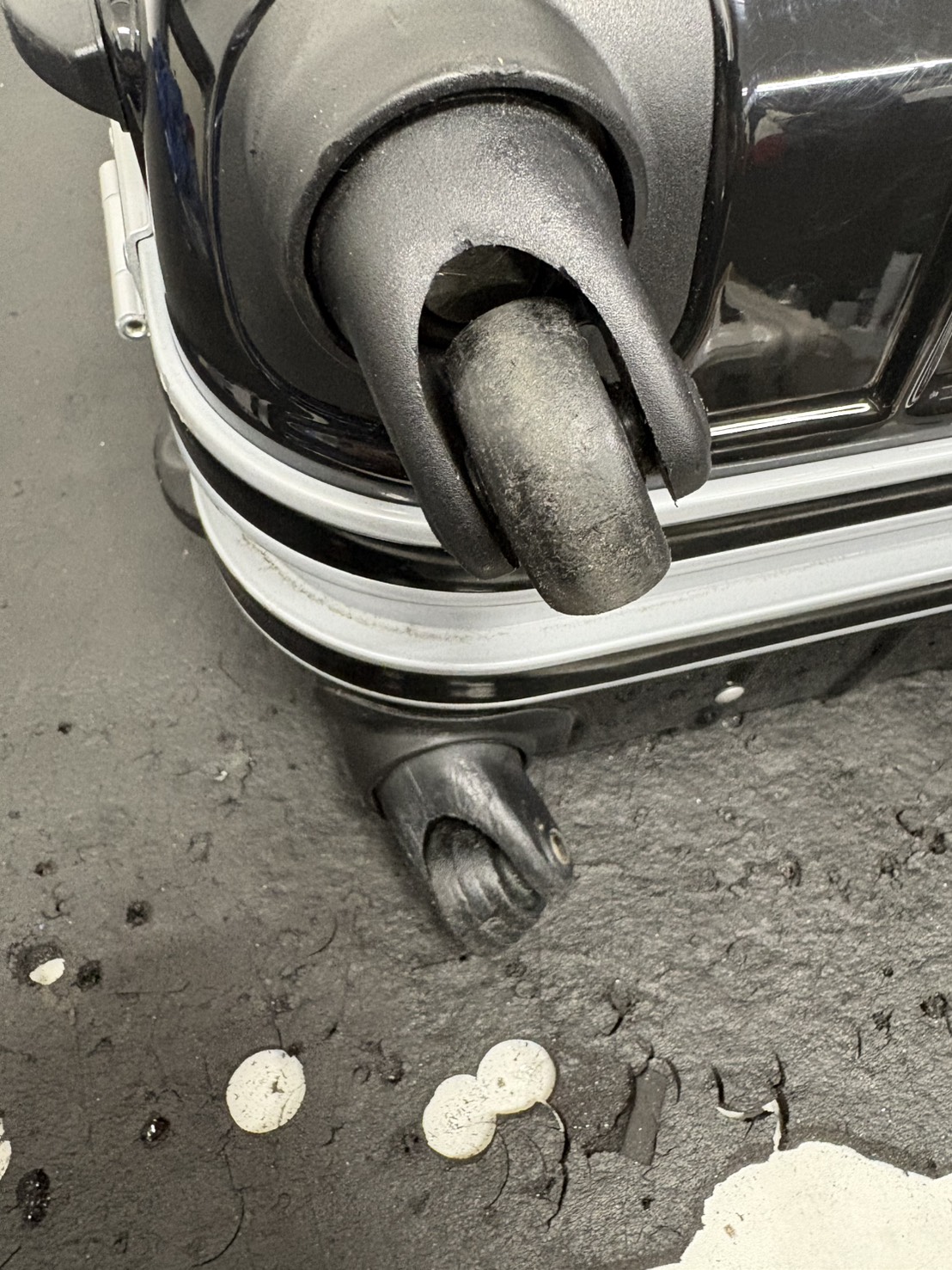 エミネント　キャスター　代用品交換　修理前