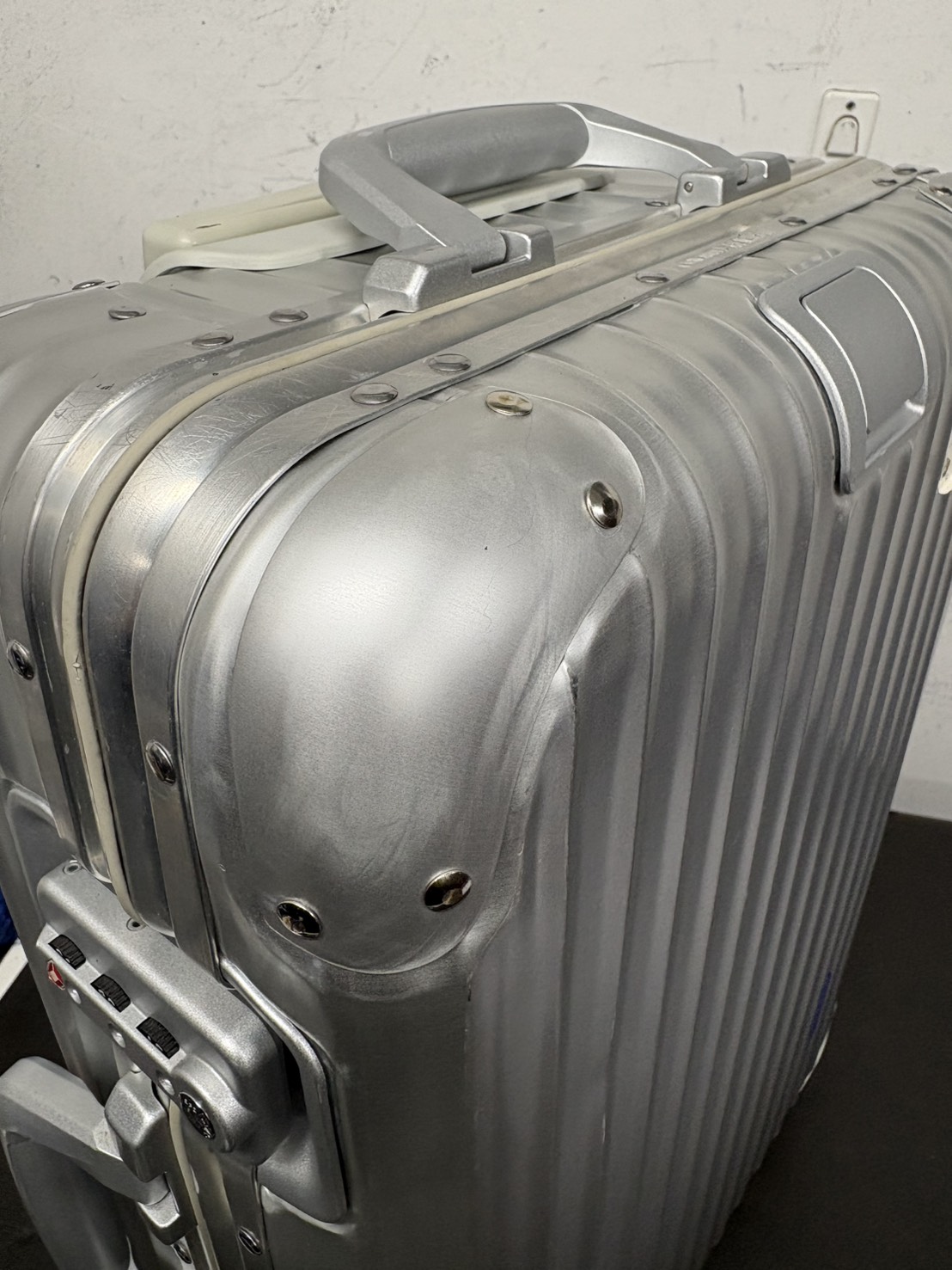 リモワ　コーナープレート　純正品交換　修理後