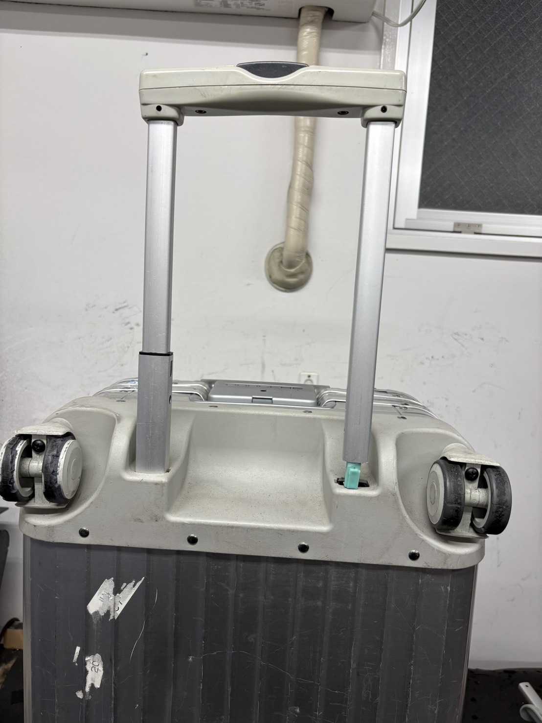 リモワポルシェ　伸縮ハンドル　純正品交換　修理前