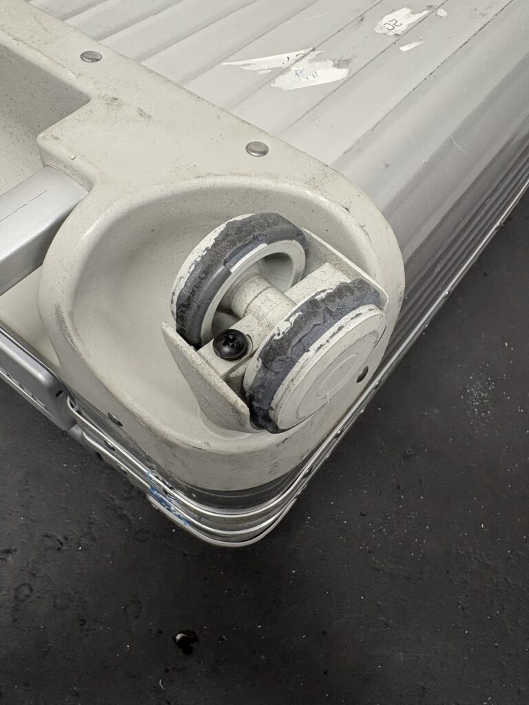 リモワポルシェ　キャスター純正品交換　修理前