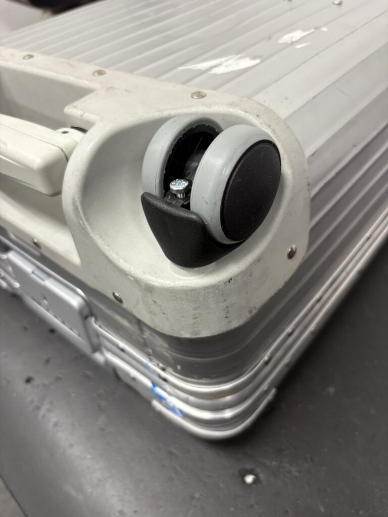 リモワポルシェ　キャスター純正品交換　修理後