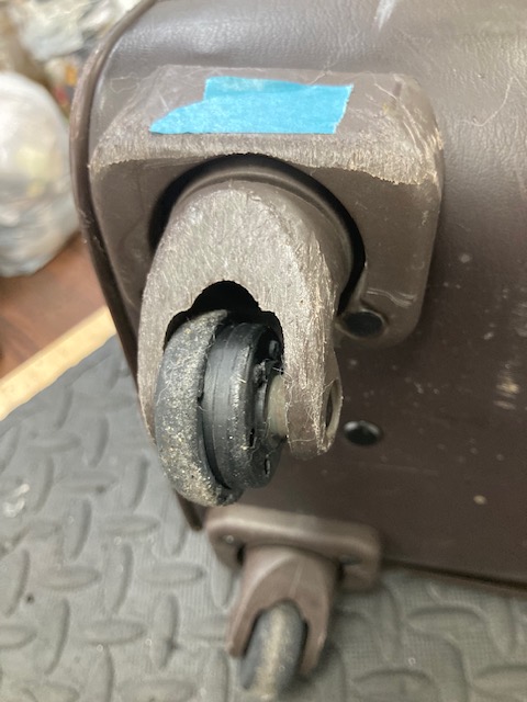 スーツケースキャスター修理前